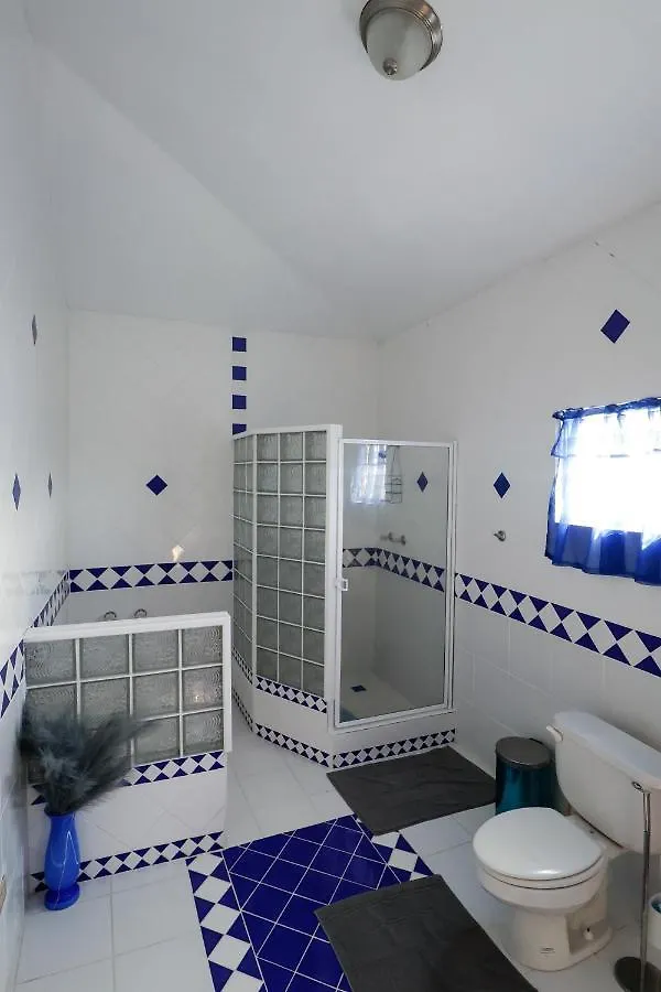 לינה וארוחת בוקר דה ואלי C&D Residential Penthouse אנגווילה